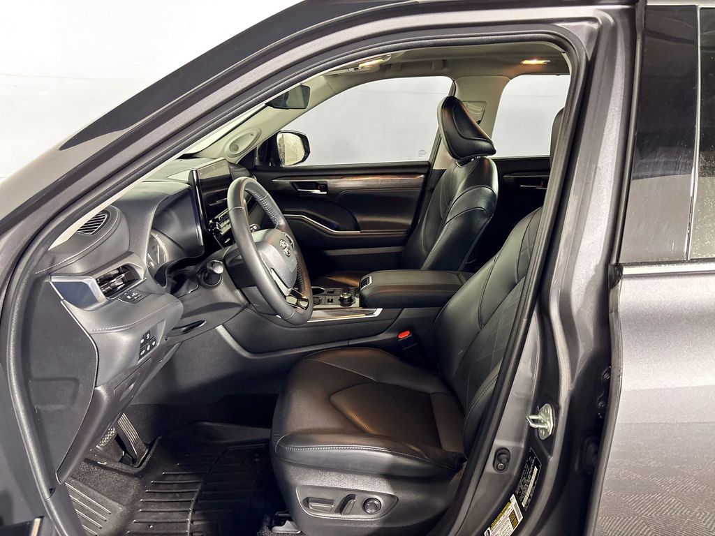 2022 Toyota Highlander Platinum