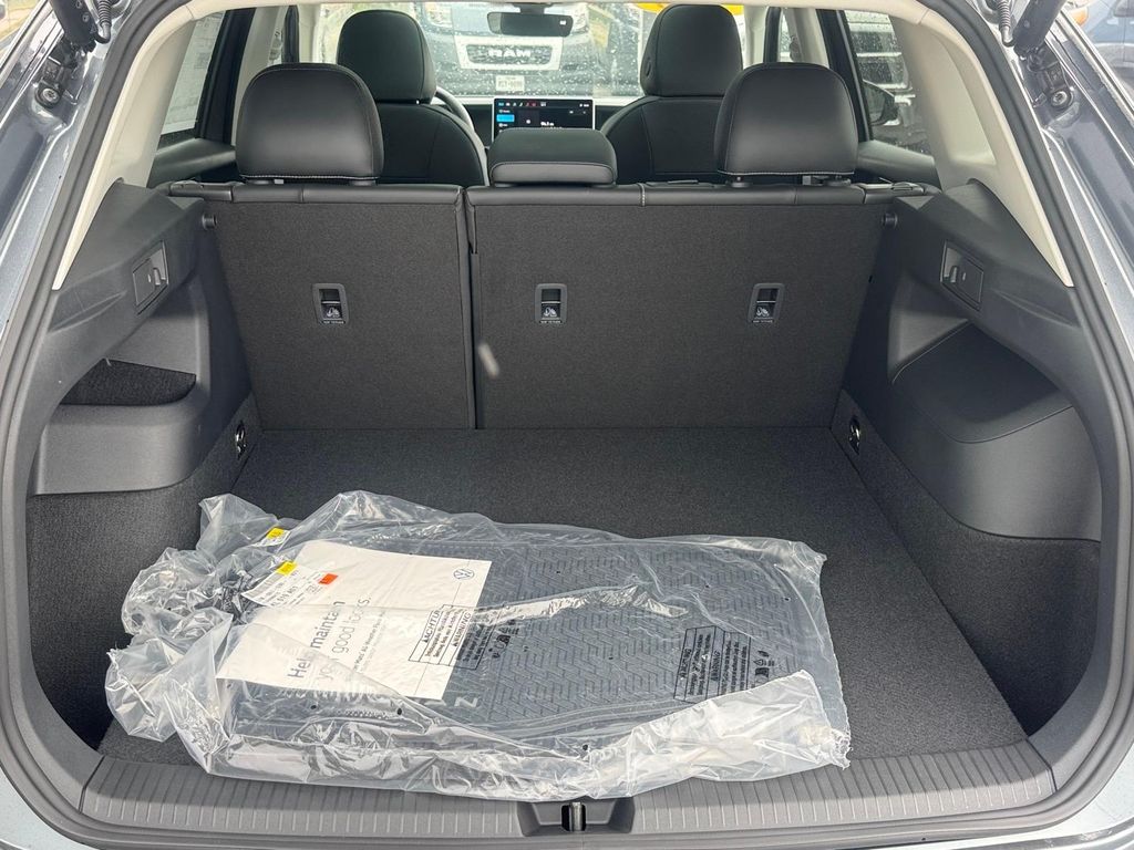 New 2026 Platinum Gray Metallic Volkswagen 2.0T SE image 5