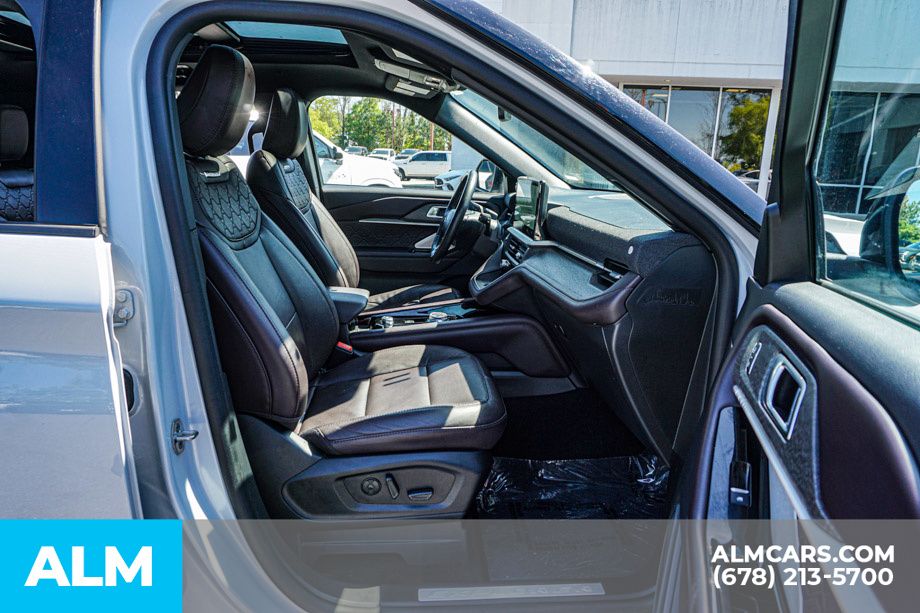 Used 2025 White Ford Platinum image 25