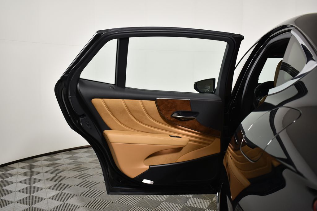 Thumbnail: 2022 Lexus LS - 32