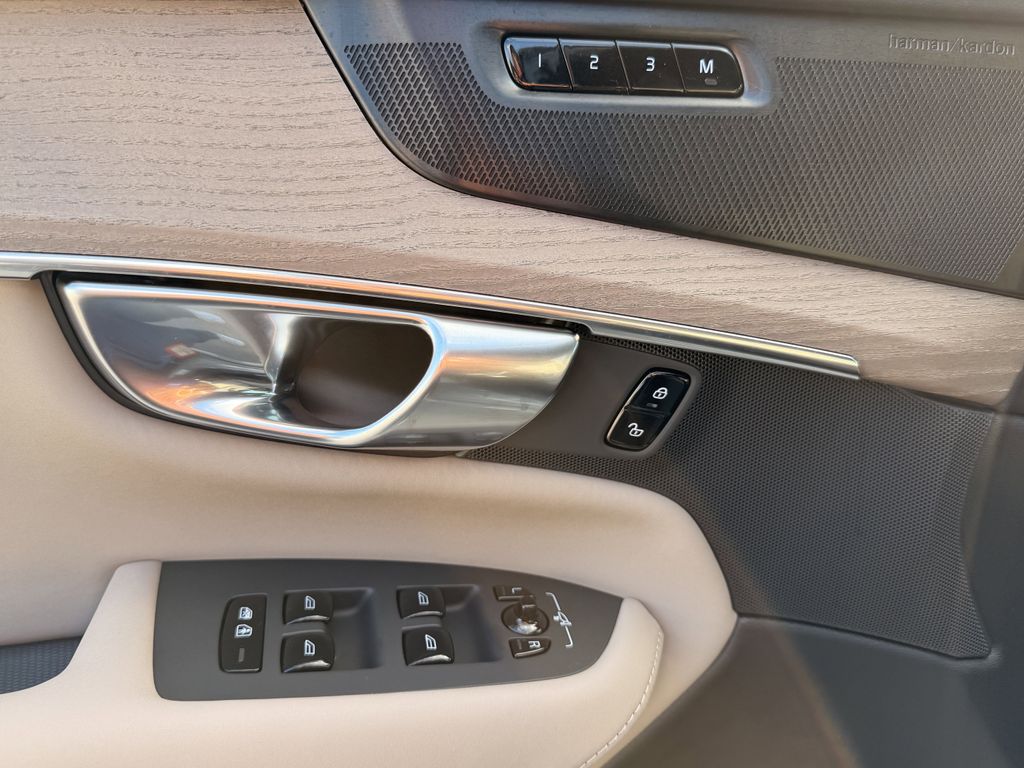 New 2026 Vapour Gray Volvo B6 Plus 7-Seater image 11