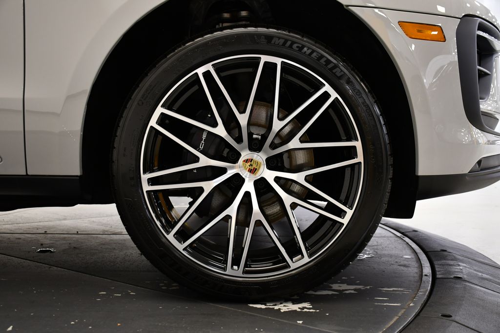 Thumbnail: 2026 Porsche Macan - 19