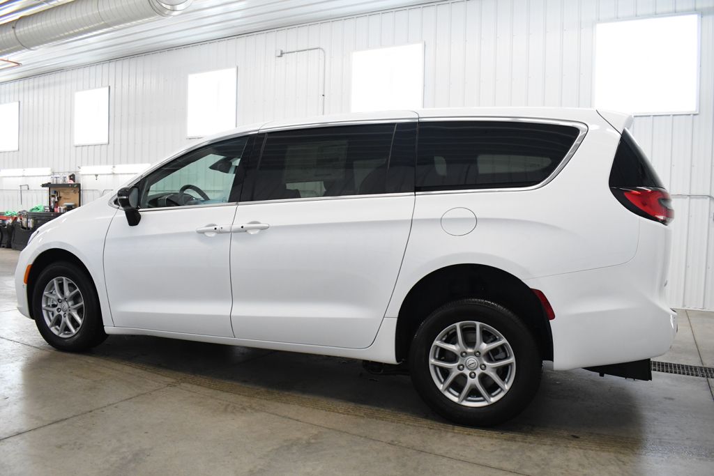 Used 2026 White Chrysler Select image 5