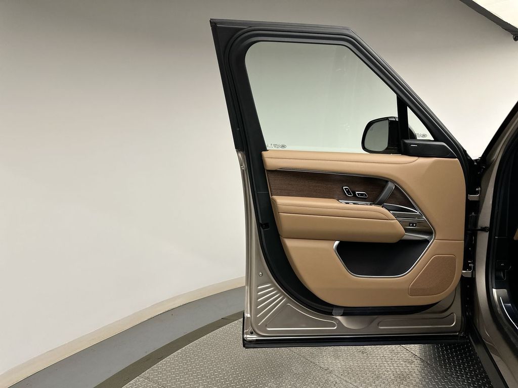 2025 Land Rover Range Rover SE 8