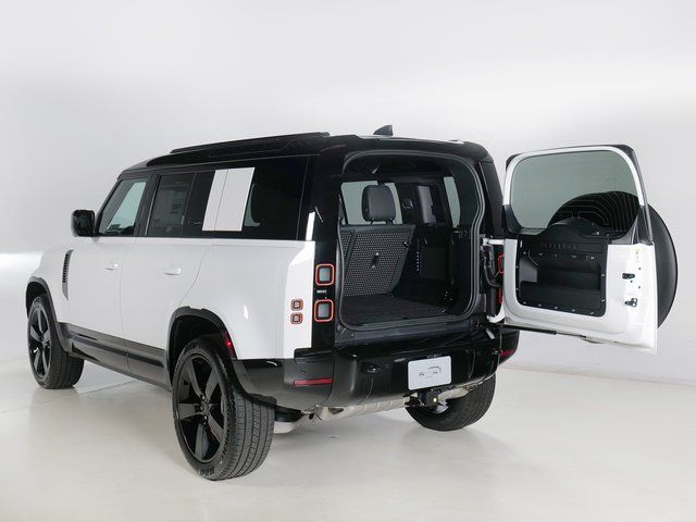 New 2026 White Land Rover X-Dynamic SE image 30