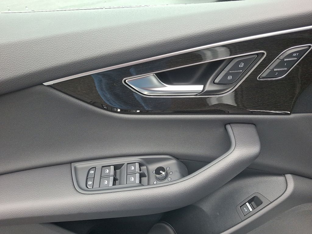 Thumbnail: 2025 Audi Q8 - 12