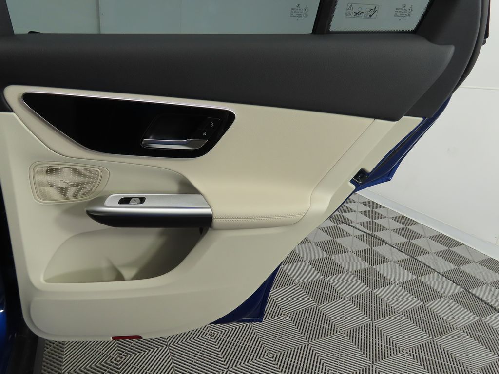 2025 Mercedes-Benz GLC 300 25