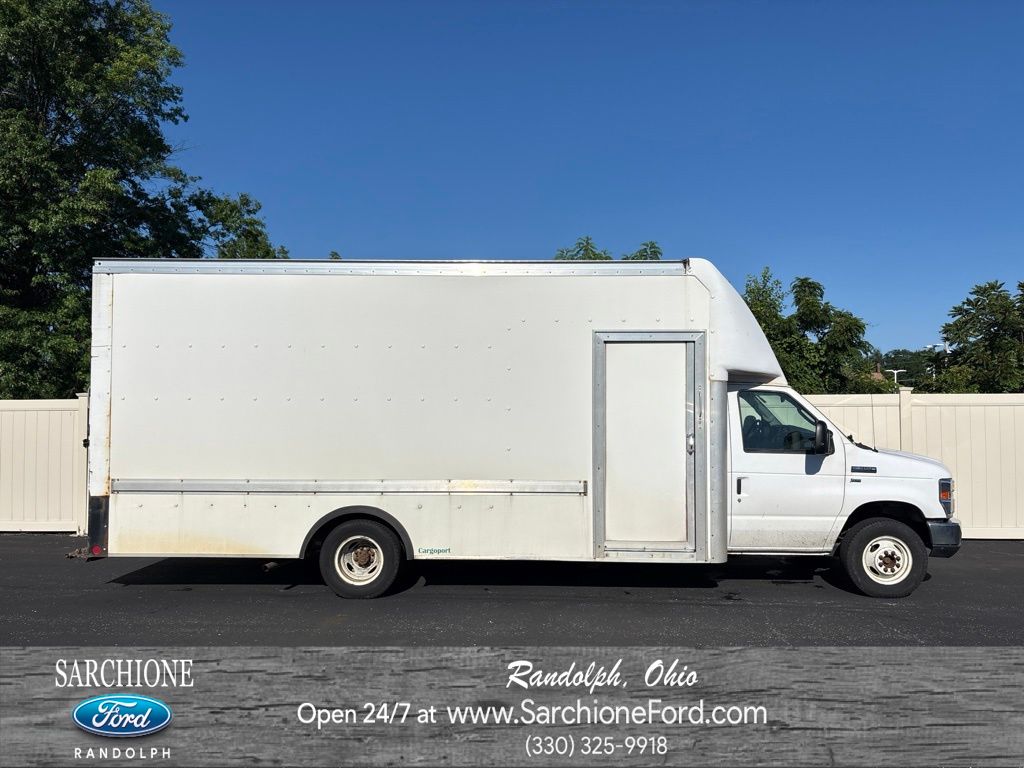 Oxford White 2018 Ford E-Series Chassis Pickup Truck Rear-Wheel Drive 6-Speed Automatic Overdrive