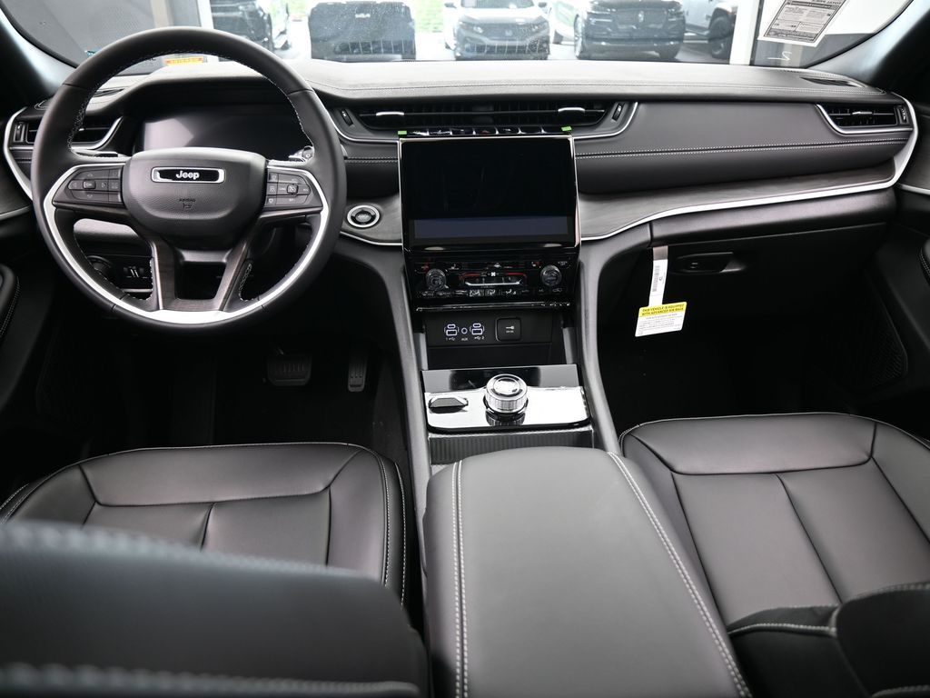 New 2025 Diamond Black Crystal Pearlcoat Jeep Limited image 31