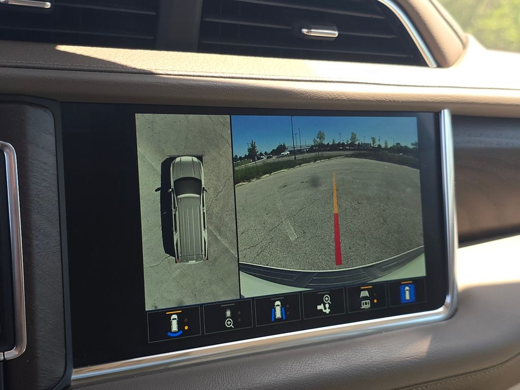 Used 2022 White GMC Denali image 34