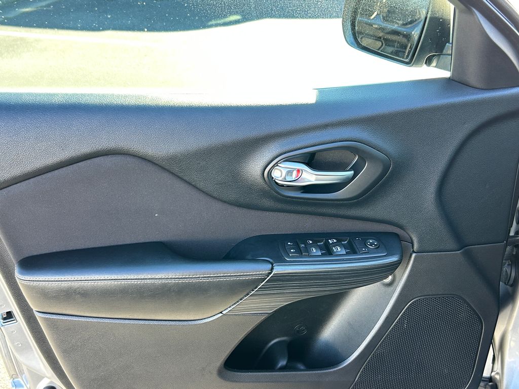 Thumbnail: 2016 Jeep Cherokee - 11