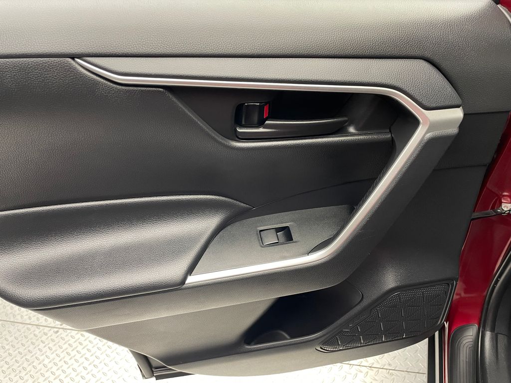 2021 Toyota RAV4 LE 29