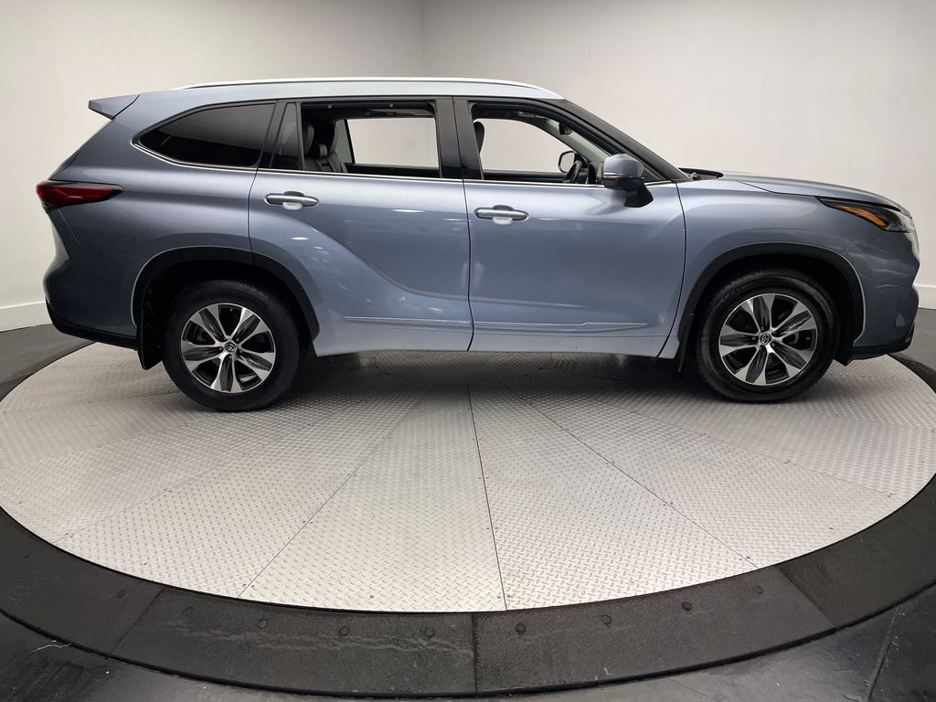 Thumbnail: 2021 Toyota Highlander - 4