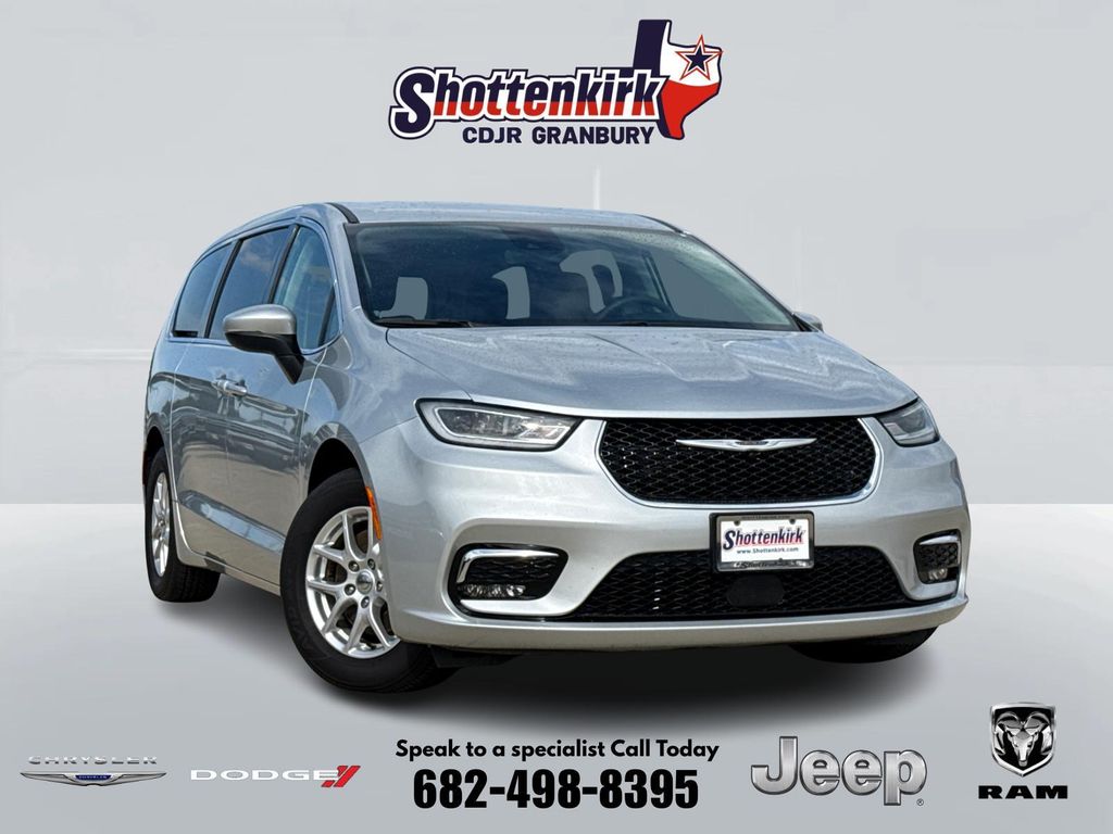 2023 Chrysler Pacifica Touring L's photo