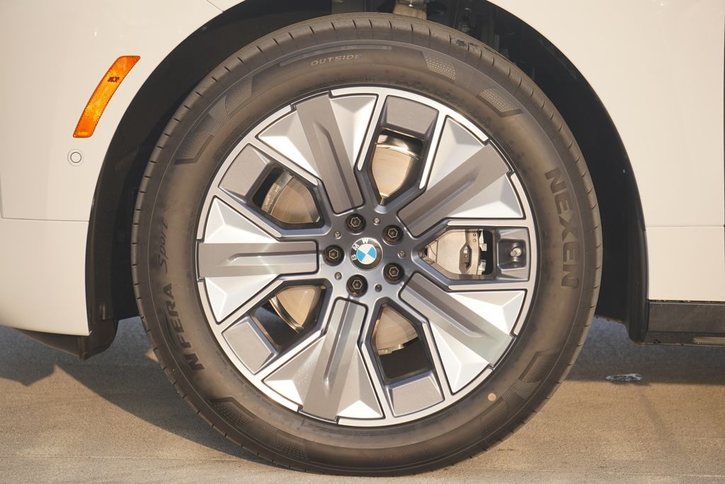Thumbnail: 2026 BMW iX - 5