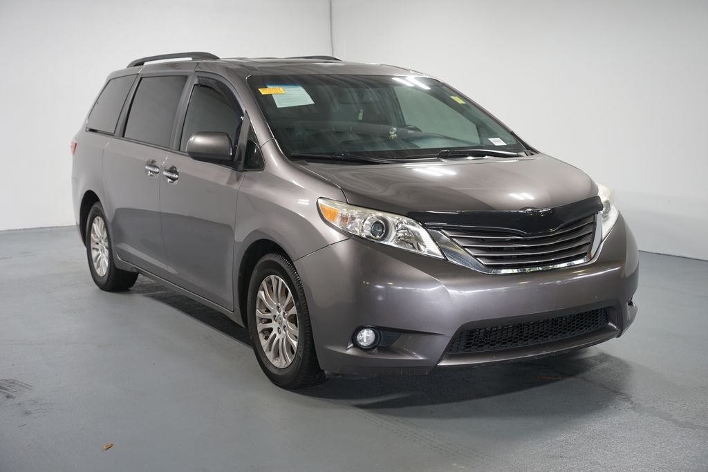 Thumbnail: 2016 Toyota Sienna - 3