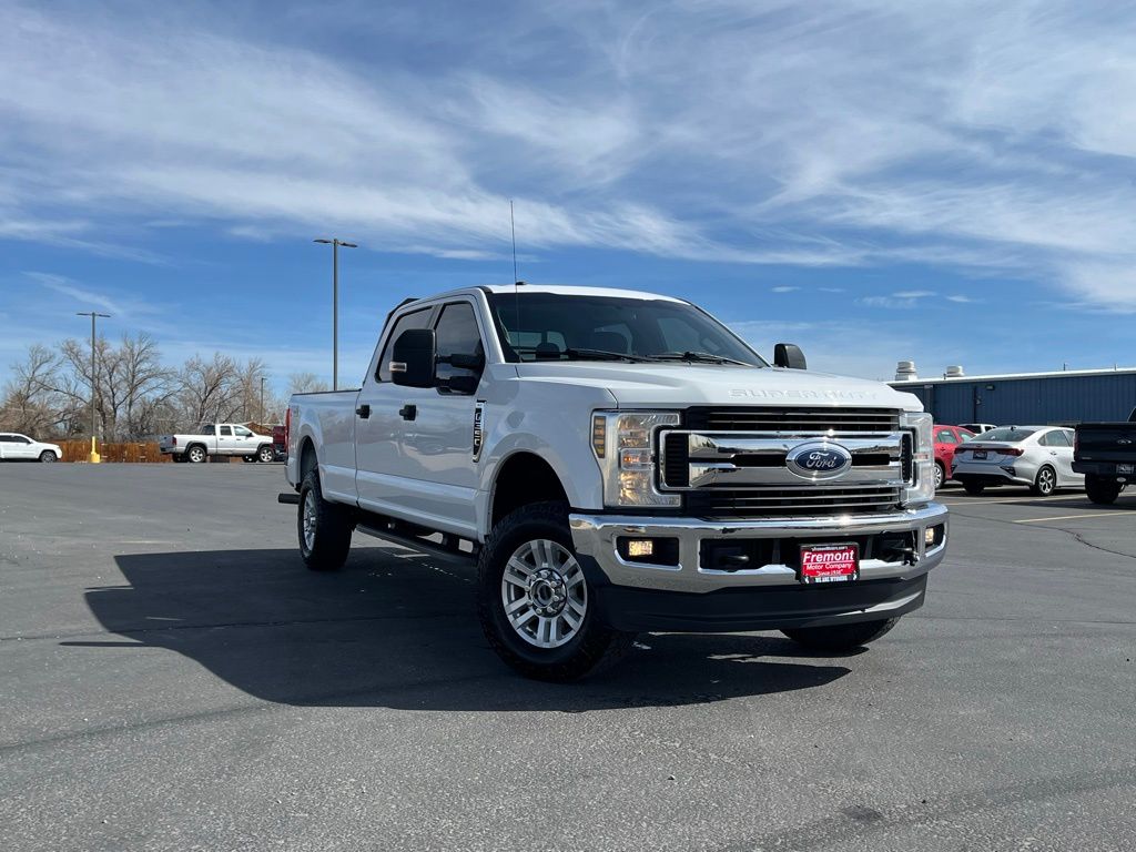 White 2019 Ford F-350 Super Duty XLT Crew Cab 4WD Pickup Truck Four-Wheel Drive 6-Speed Automatic