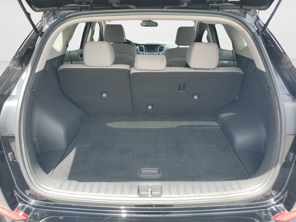 Used 2017 Black Hyundai SE image 9