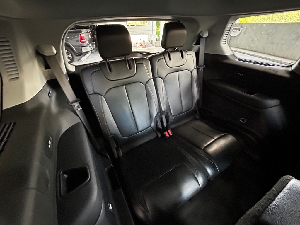 Used 2023 Diamond Black Crystal Pearlcoat Jeep Limited image 32