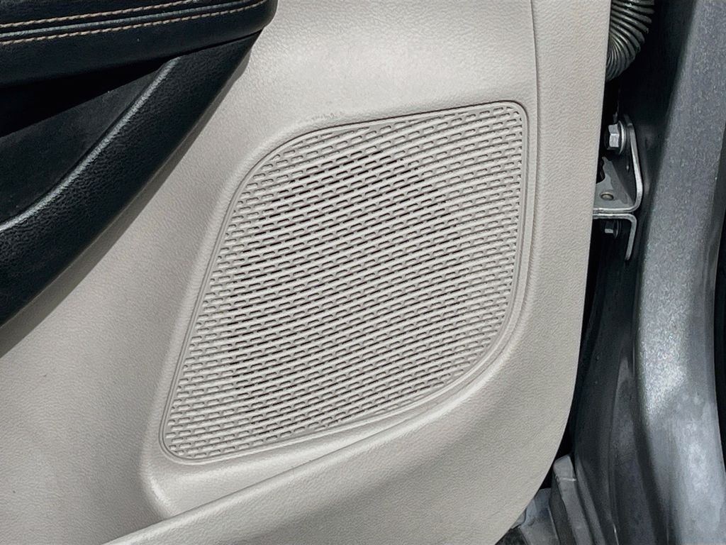 Used 2019 Silver Chrysler LX image 18