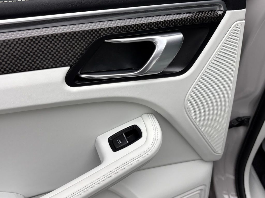 Thumbnail: 2023 Porsche Macan - 19