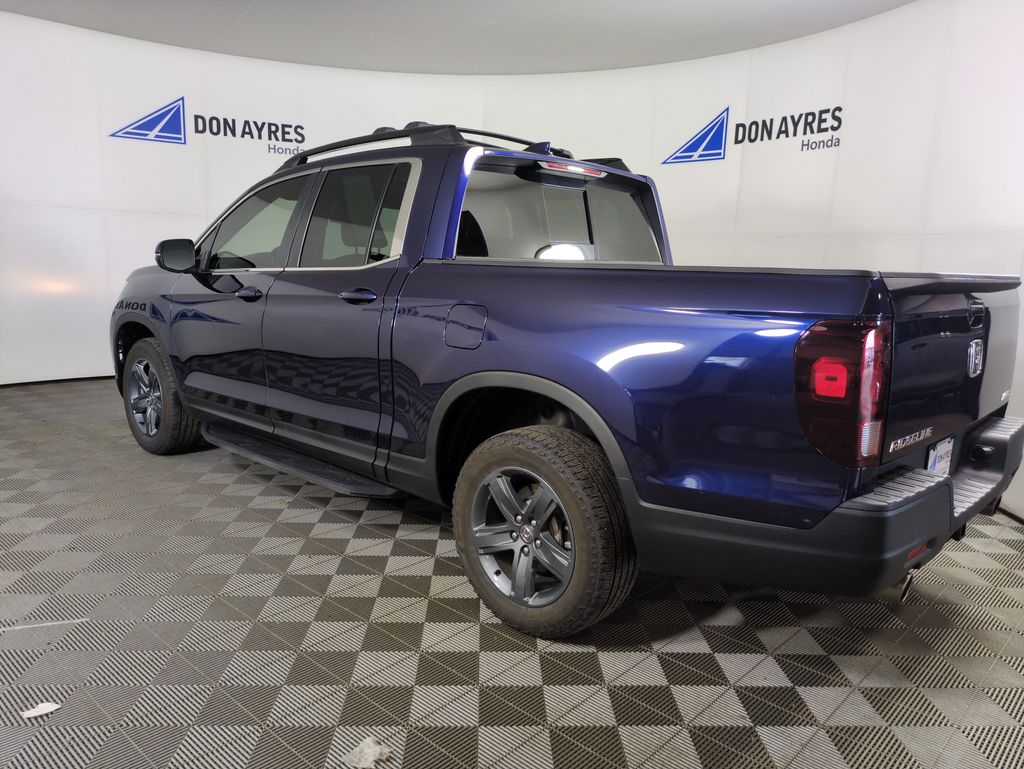 View vehicle photo 4