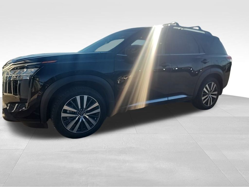 2022 Nissan Pathfinder Platinum's photo