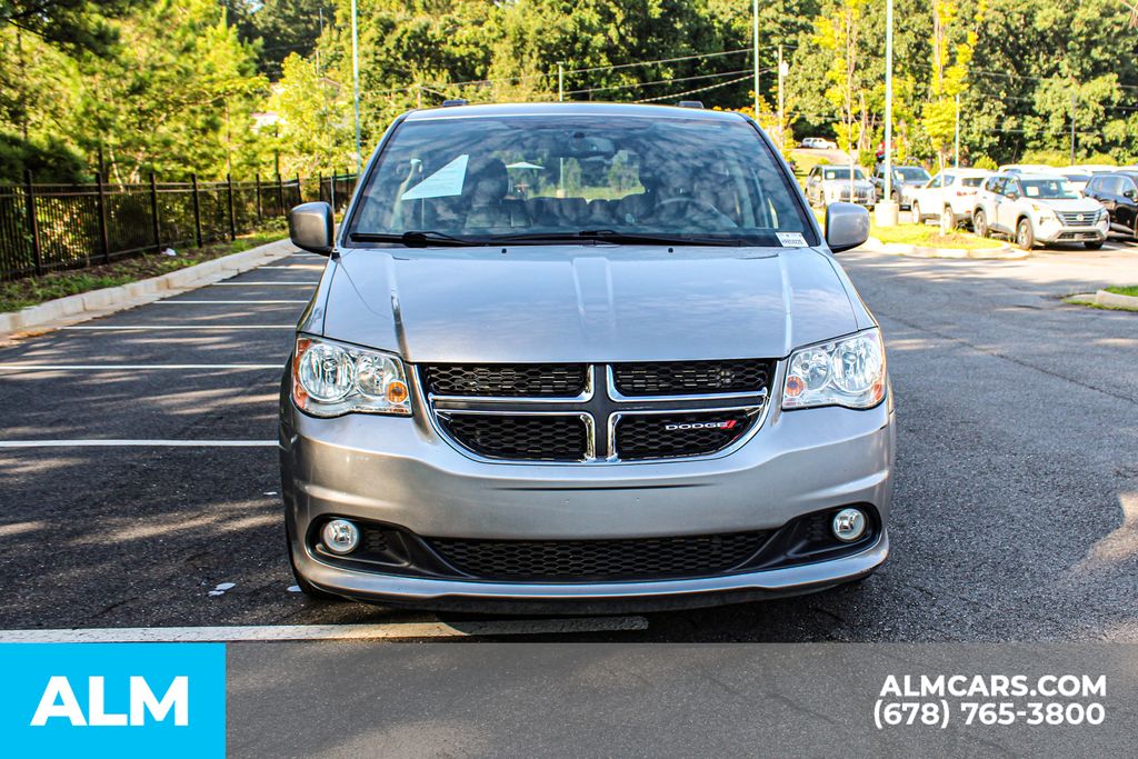 Used 2017 Silver Dodge SXT image 9