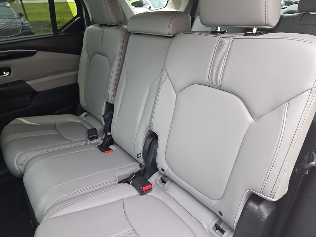2023 Honda Pilot Touring 32