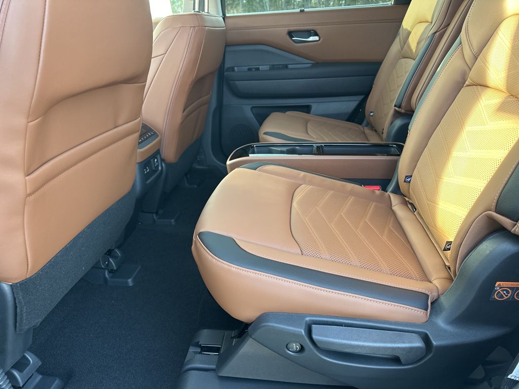 2025 Boulder Gray Pearl Nissan Pathfinder Platinum FWD SUV