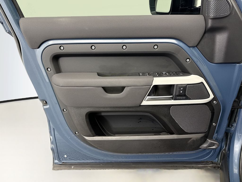 Thumbnail: 2022 Land Rover Defender - 25