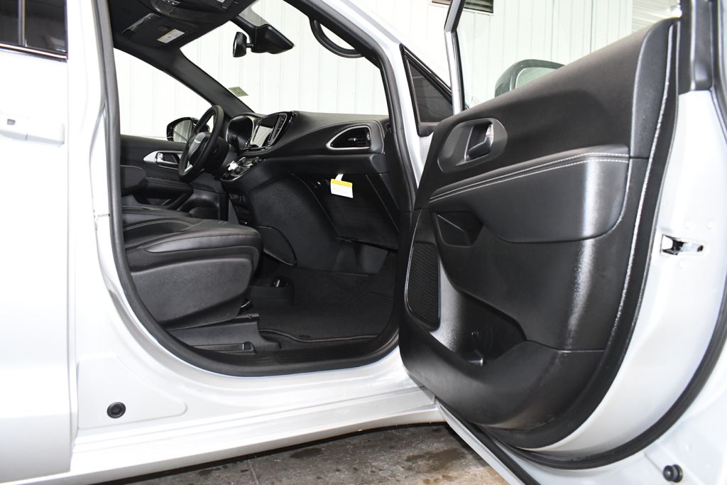 Used 2026 Silver Chrysler Select image 22