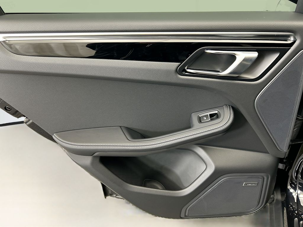 Thumbnail: 2026 Porsche Macan - 27