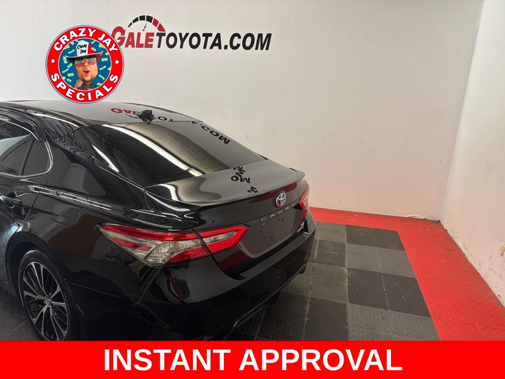 Used 2018 Toyota Camry Hybrid Sedan