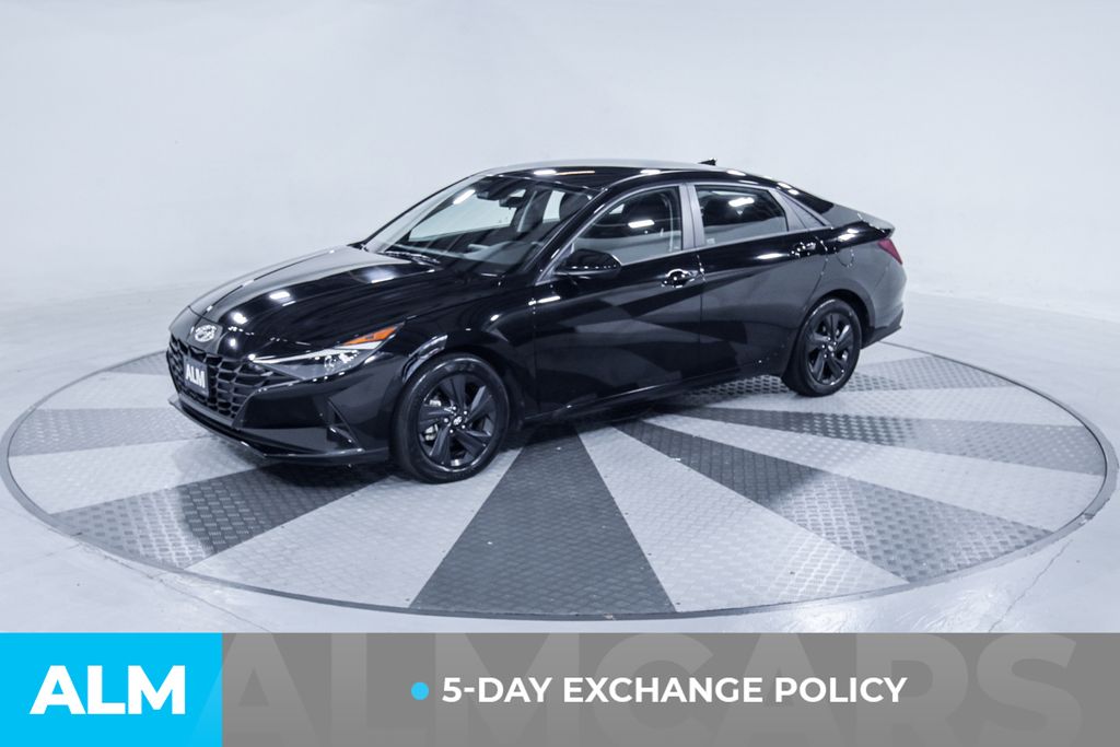2022 Hyundai Elantra SEL photo 3