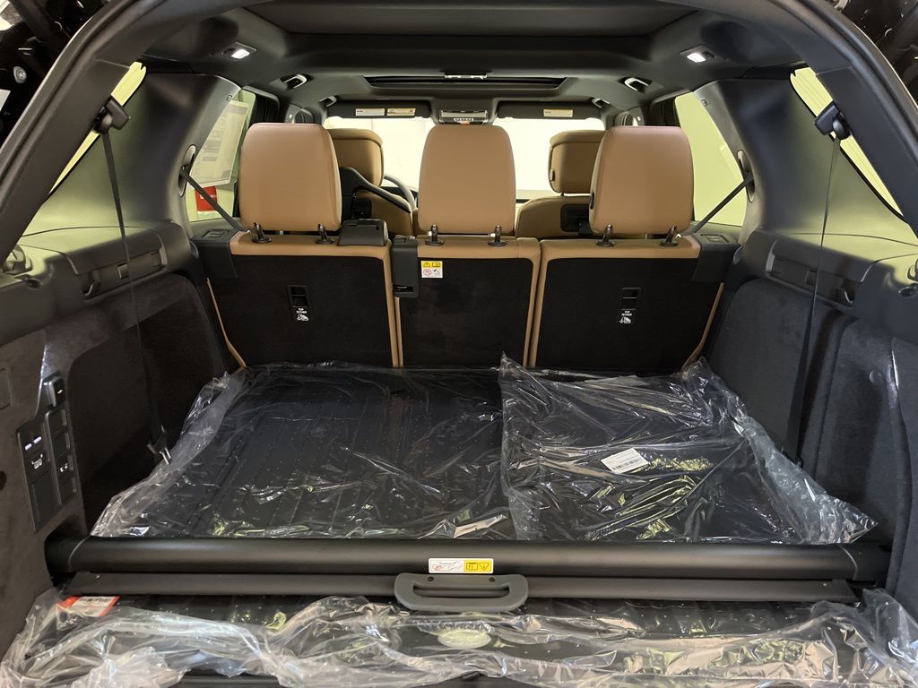 Thumbnail: 2026 Land Rover Discovery - 28