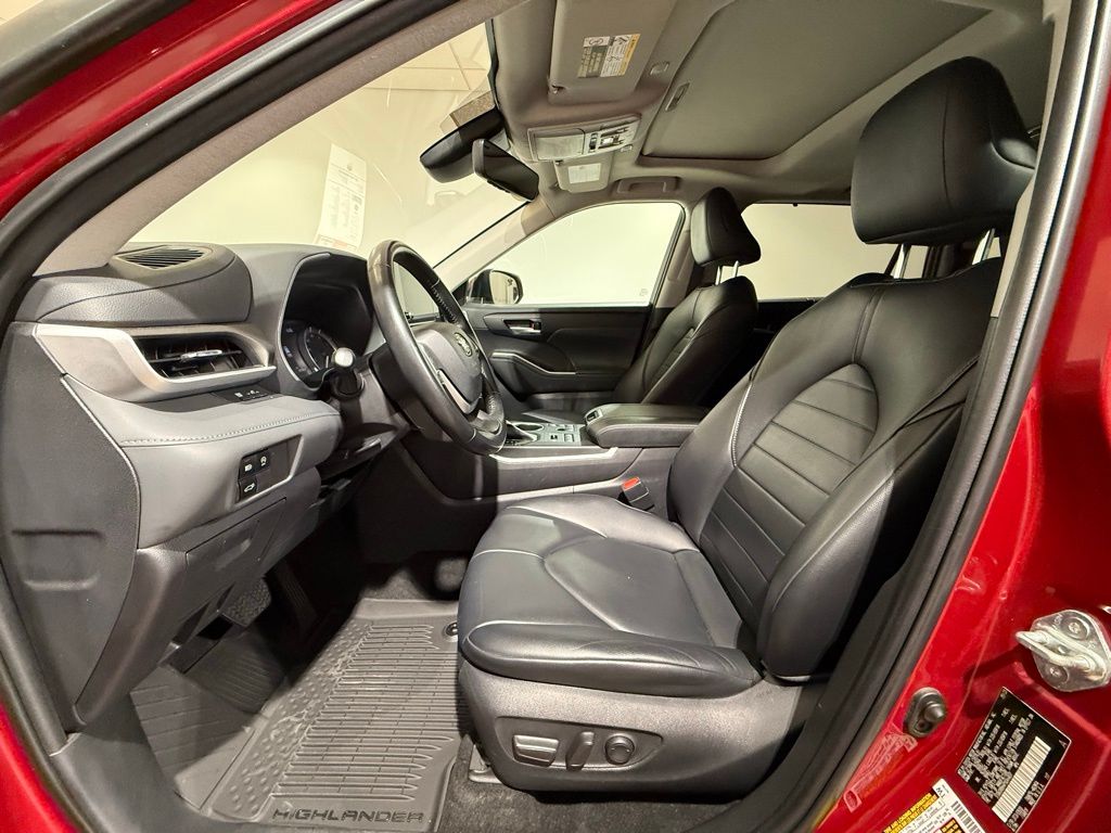 Thumbnail: 2023 Toyota Highlander - 13
