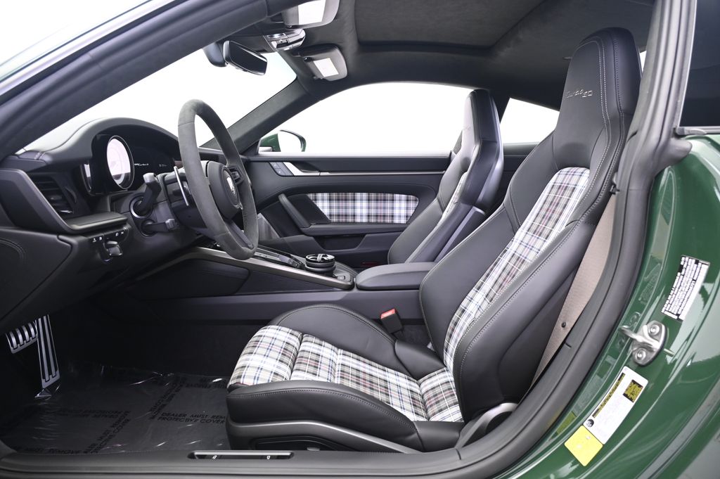Thumbnail: 2025 Porsche 911 - 25
