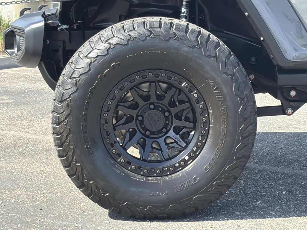 Used 2023 Jeep Gladiator Willys 4D Crew Cab