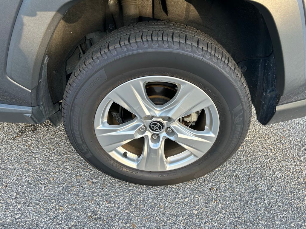Thumbnail: 2021 Toyota RAV4 - 9