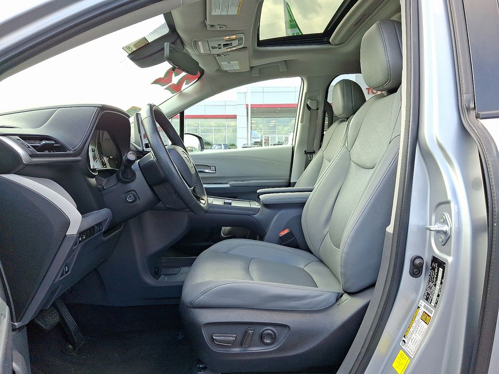 Thumbnail: 2022 Toyota Sienna - 18