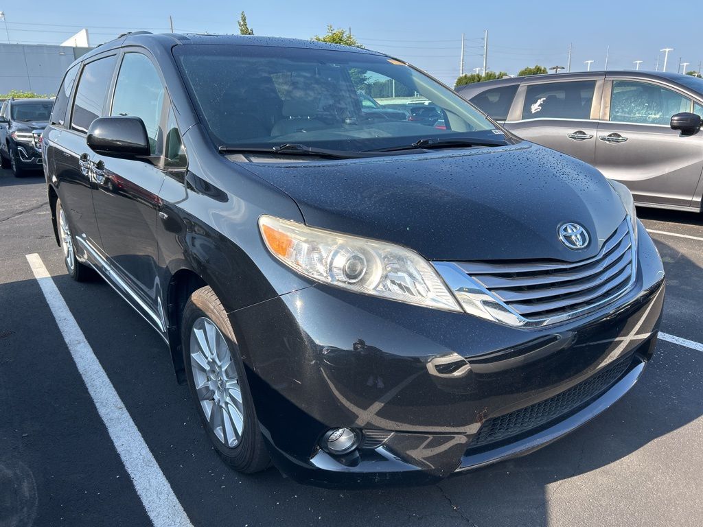 Thumbnail: 2017 Toyota Sienna - 4