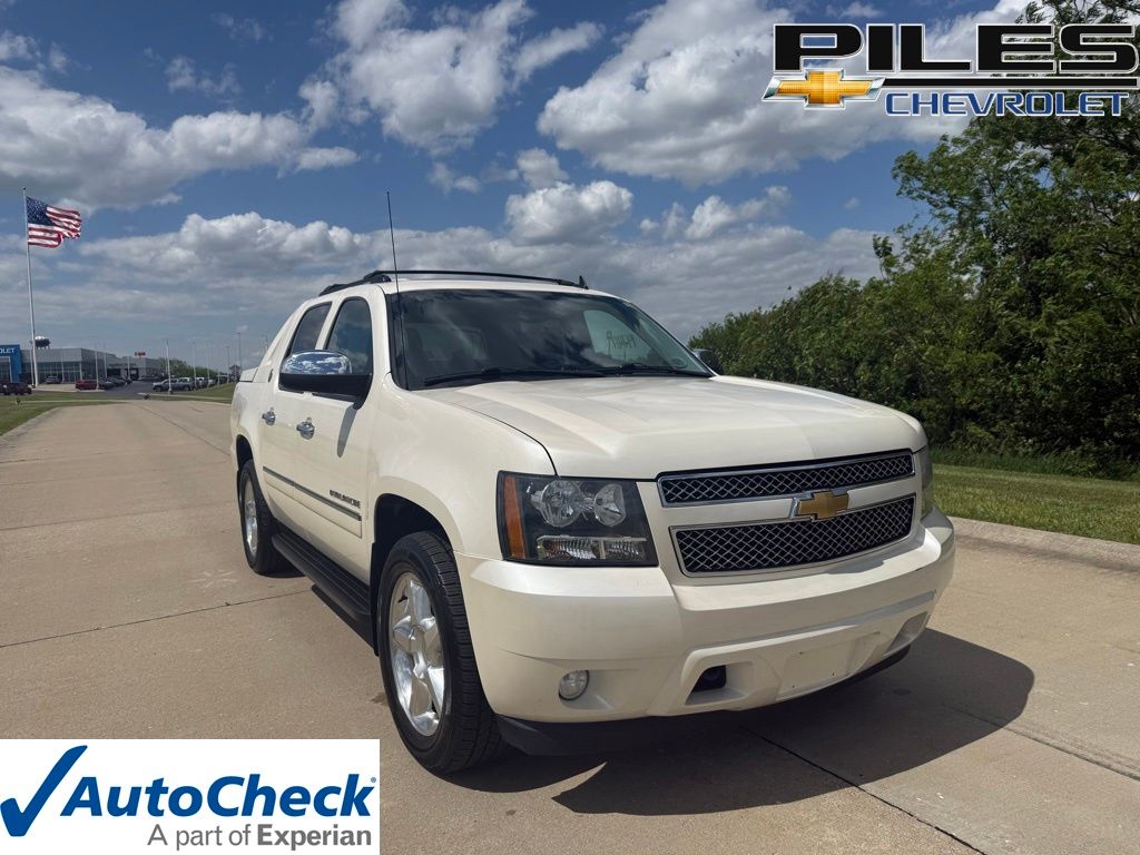 White Diamond Clearcoat 2013 Chevrolet Avalanche LTZ Black Diamond Edition 4WD Pickup Truck Four-Wheel Drive 6-Speed Automatic