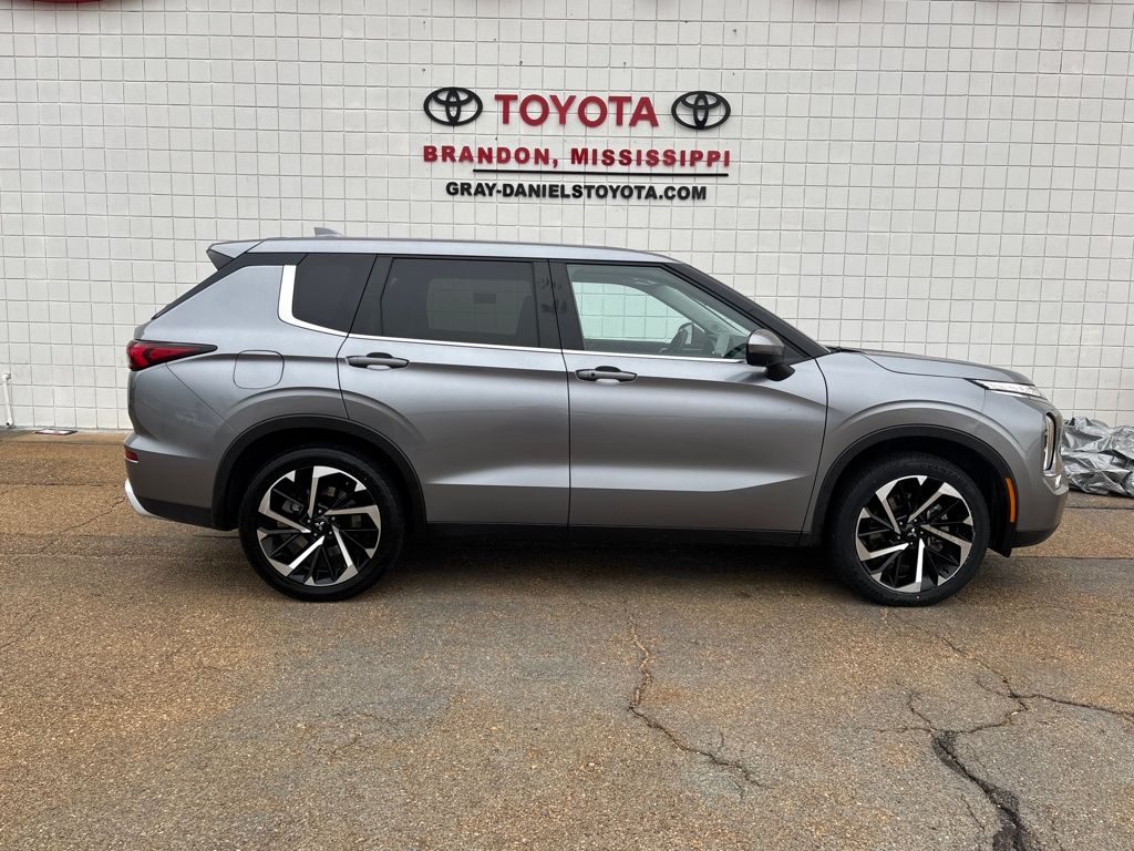 2024 Mitsubishi Outlander SE's photo