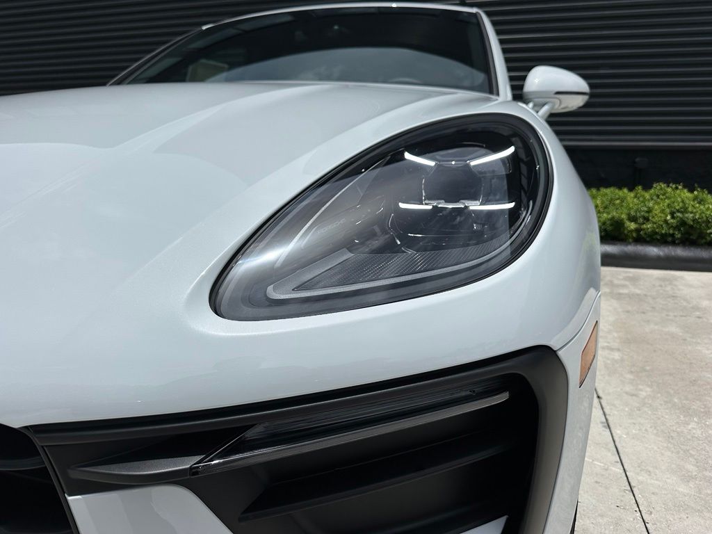Thumbnail: 2026 Porsche Macan - 9