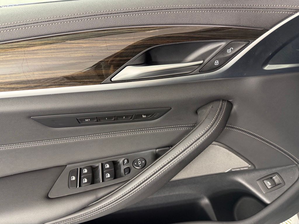 Thumbnail: 2022 BMW 5 Series - 17
