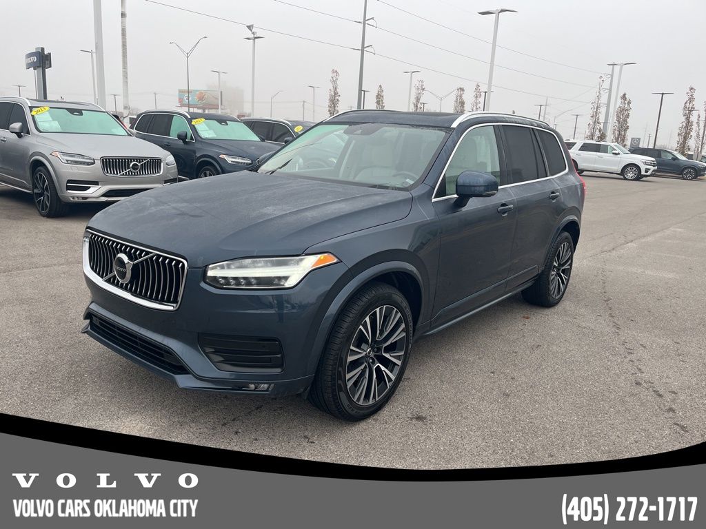 2022 Volvo XC90 Momentum's photo