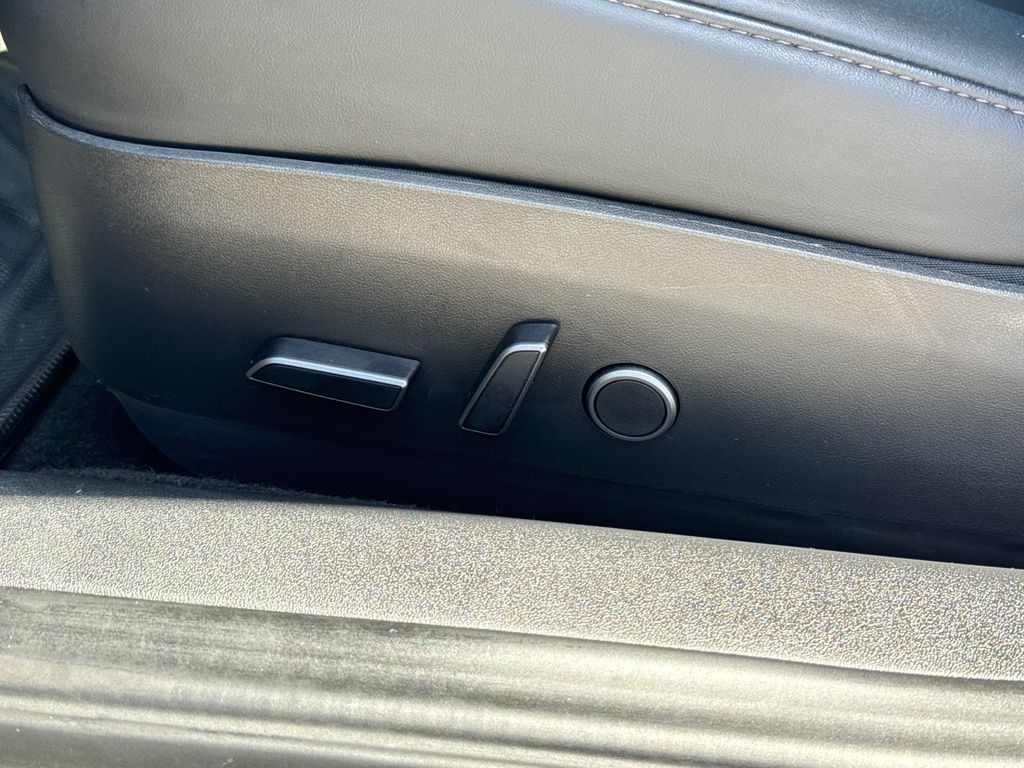 Used 2023  Tesla Base image 20
