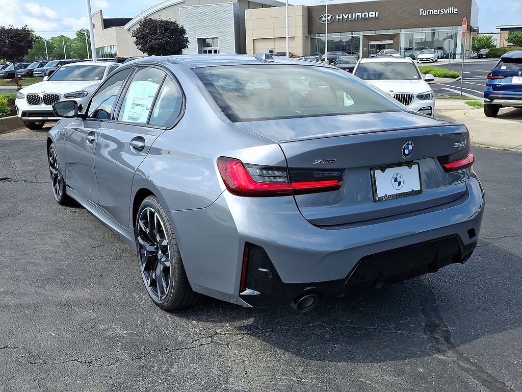 Thumbnail: 2025 BMW 3 Series - 3