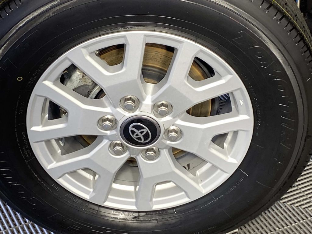 2025 Toyota Tacoma SR5 Ice - Grieco Acura - Image 30